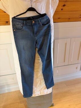 1822 Denim Women's Skinny Jeans in Medium Blue Wash